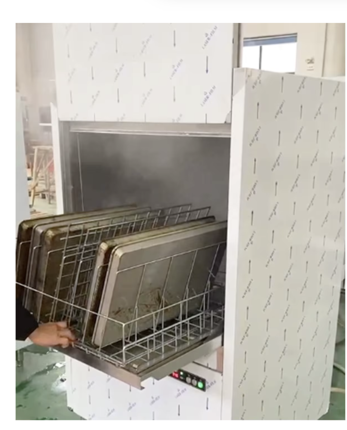 Chargement d'un panier lave batterie LBC-760 avec plaques de four